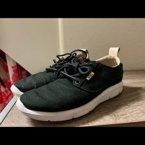 Black Vans tennis shoes